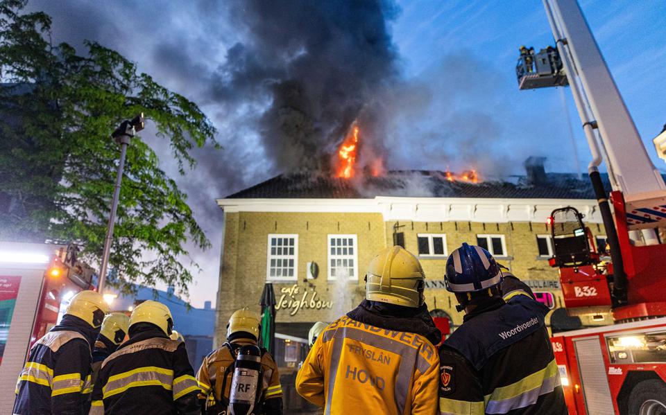 De brandweer was in groten getale opgeroepen voor de uitslaande brand aan de Kleine Kerkstraat in Sneek.