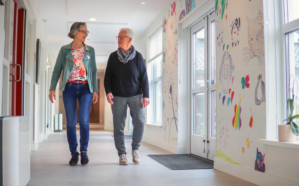 Coördinator Ingrid Gelink (links) en vrijwilliger Rimkje Klijnstra in het Julia Jan Wouters Hospice in Heerenveen. 