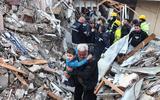 Een jongetje wordt gered uit de ruïnes van een gebouw na de verwoestende aardbeving in Turkije.