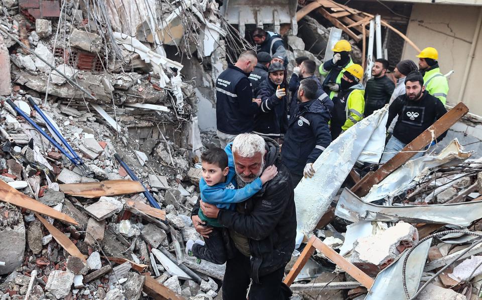 Een jongetje wordt gered uit de ruïnes van een gebouw na de verwoestende aardbeving in Turkije.