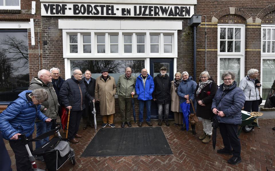 Kinderen en partners van de familie Rauwerda rondom de nieuwe poëziesteen. Met hoed en regenjas is Reimer Rauwerda. Helemaal links dichter Cornelis van der Wal met zijn moeder. 