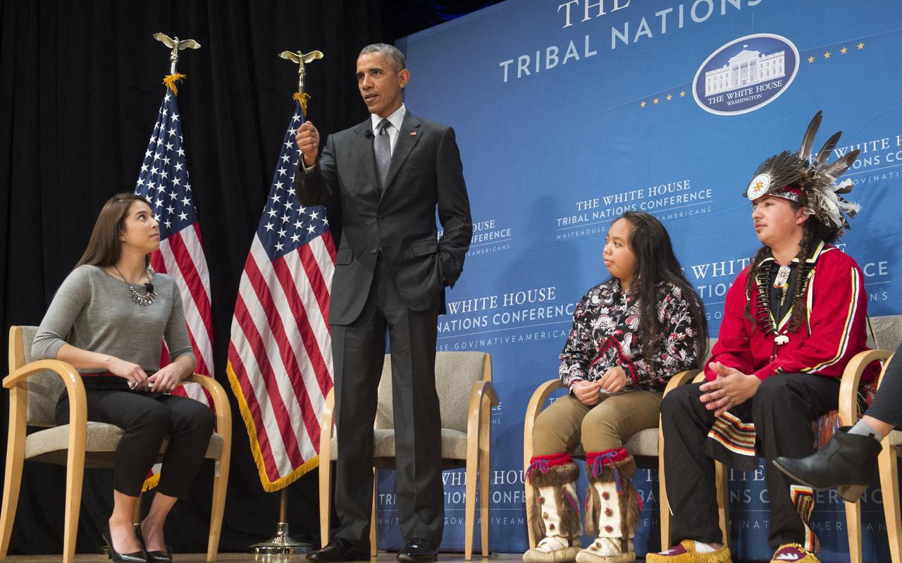 De vroegere Amerikaanse president Obama sprak in 2015 met enkele Mohawks. 