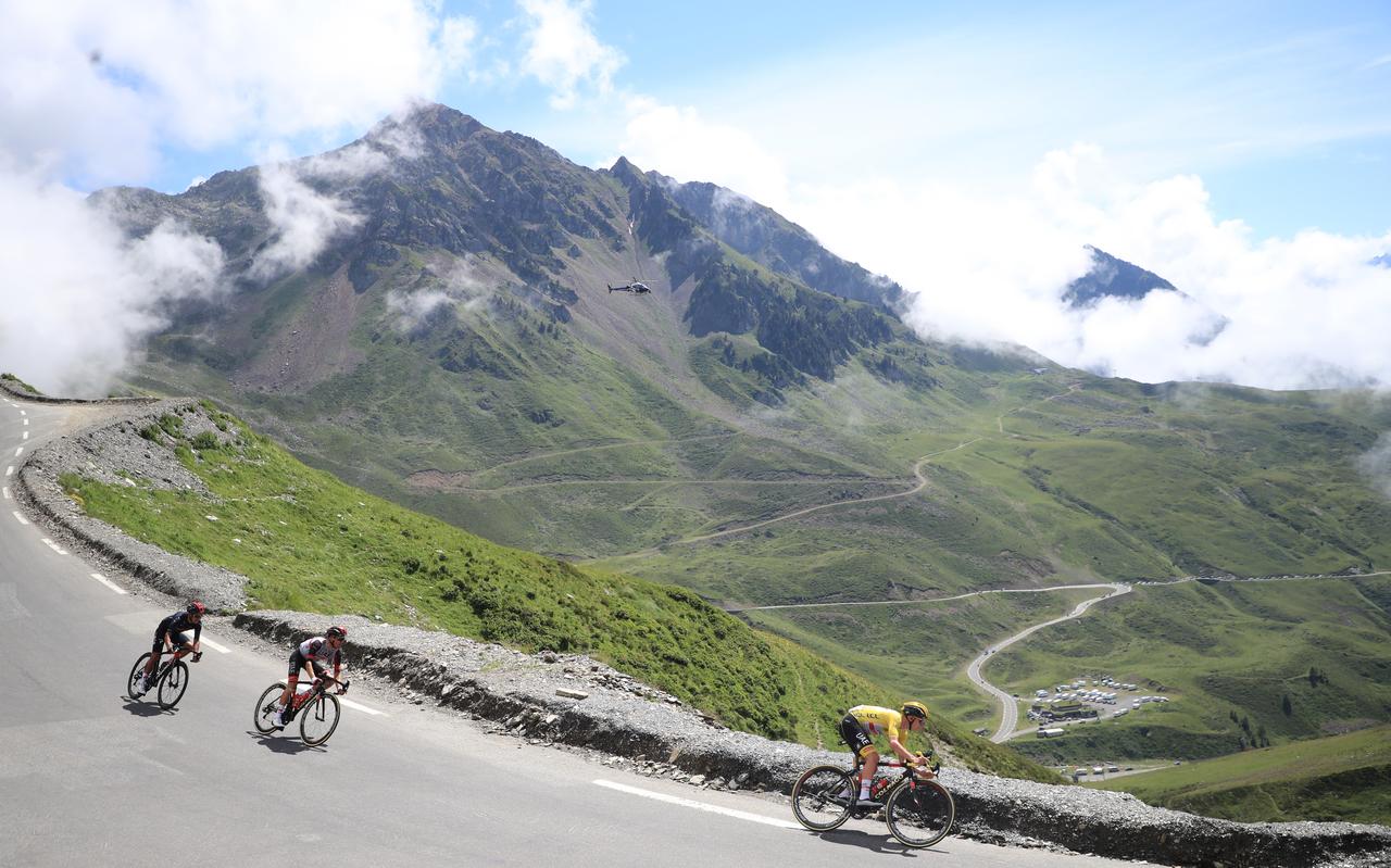 Geletruidrager Tadej Pogacar (r) daalt een berg af tijdens de voorbije Tour de France. Geletruidrager Tadej Pogacar (r) daalt een berg af tijdens de voorbije Tour de France.