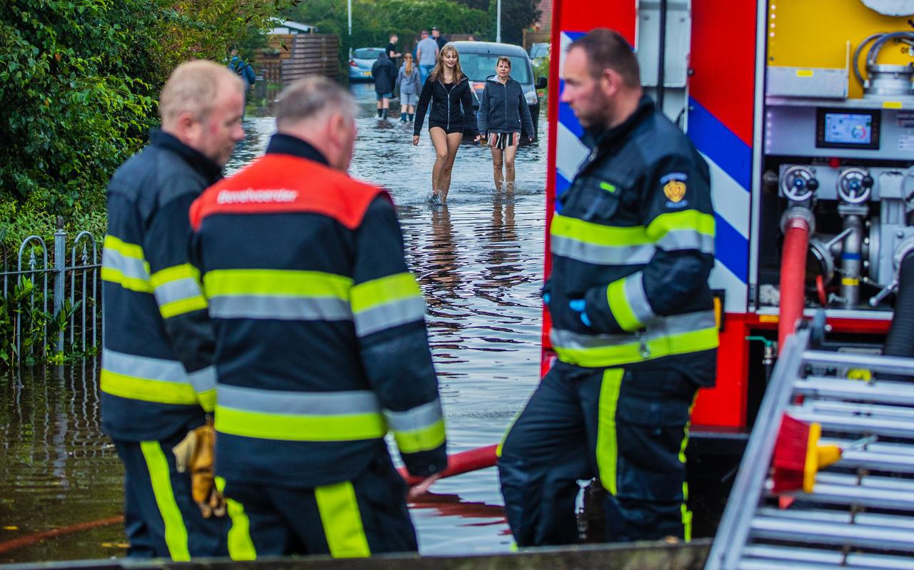 De brandweer pompt het water weg in Woudsend na wateroverlast in augustus 2021. 