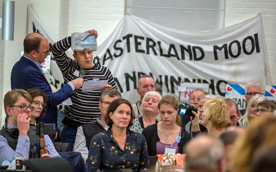 Protest tegen zandwinning in het IJsselmeer in de gemeenteraad in Joure in 2019.