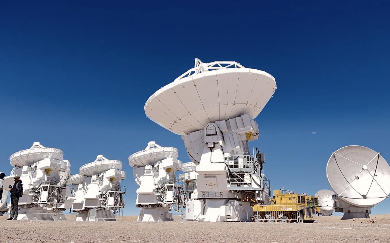 Radio-telescopen in Chili. Artificiële intelligentie speelt een steeds grotere rol bij ontdekkingen over het heelal.