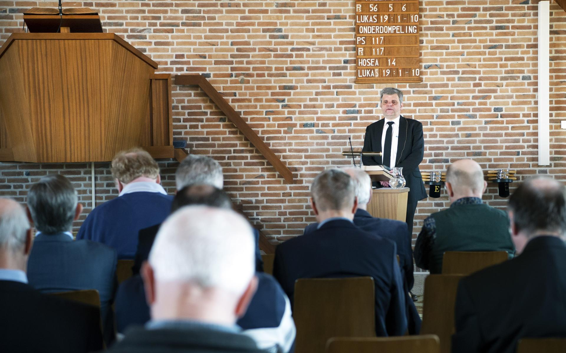 Lezingen over de Bijbel in Wâlterswâld. Dominee Karel H. Bogerd legt de