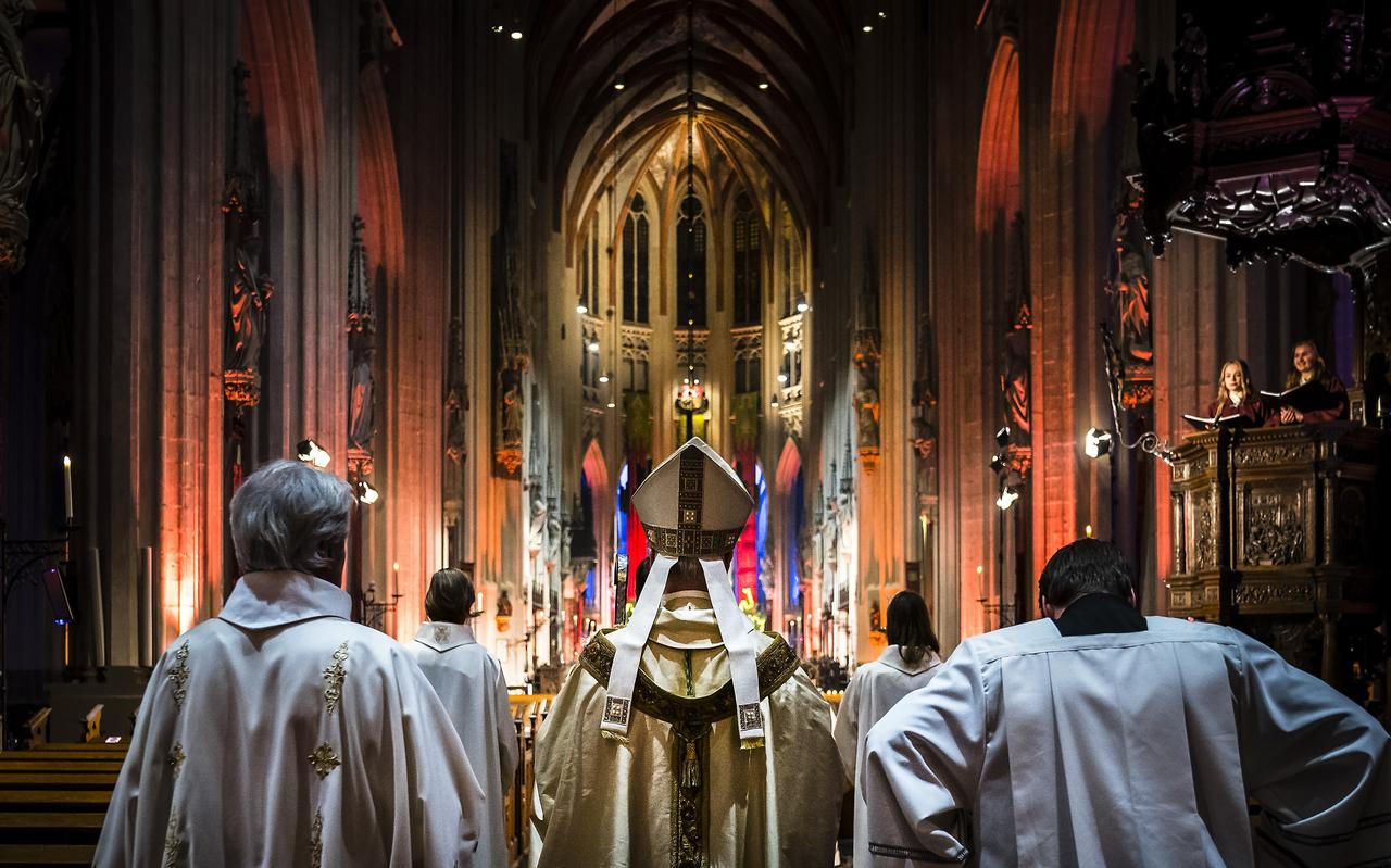 De kerstnachtmis van 2021 in een vrijwel lege Sint-Janskathedraal. De kerstnachtmis van 2021 in een vrijwel lege Sint-Janskathedraal.