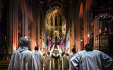 De kerstnachtmis van 2021 in een vrijwel lege Sint-Janskathedraal. 