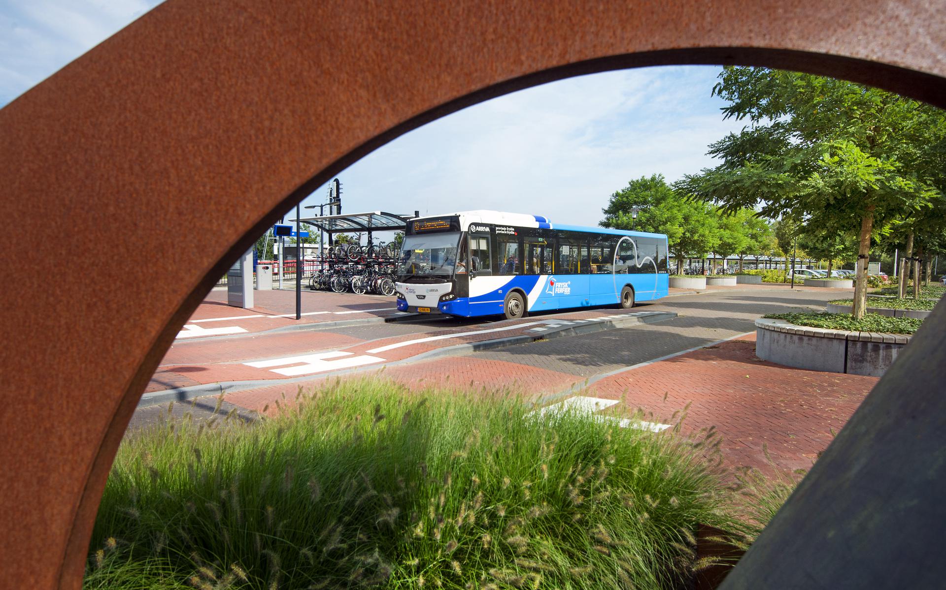 Een bus op het station van Buitenpost.