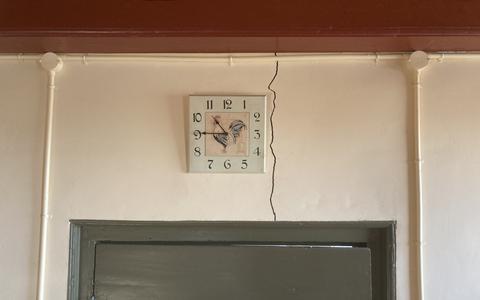 Een scheur in een muur als gevolg van paalrot in een woonboerderij in Spanga.