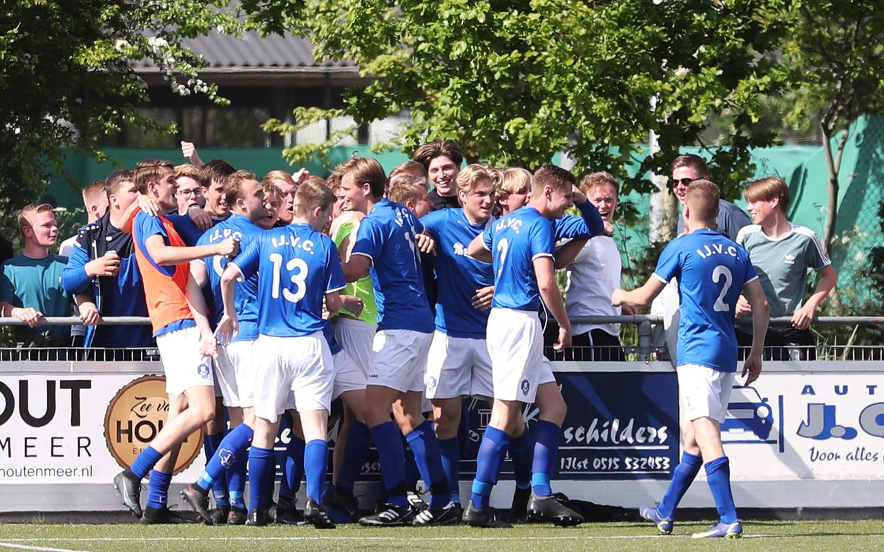 De spelers van IJVC vieren de 2-1 tegen concurrent Heerenveen met de eigen supporters achter het doel. 