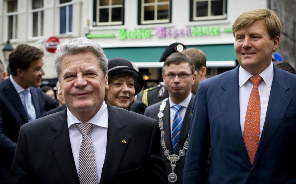 De Duitse bondspresident Joachim Gauck (l) en de toenmalige kroonprins Willem-Alexander. Gauck hield op 5 mei 2012 de nationale vrijheidsrede. 