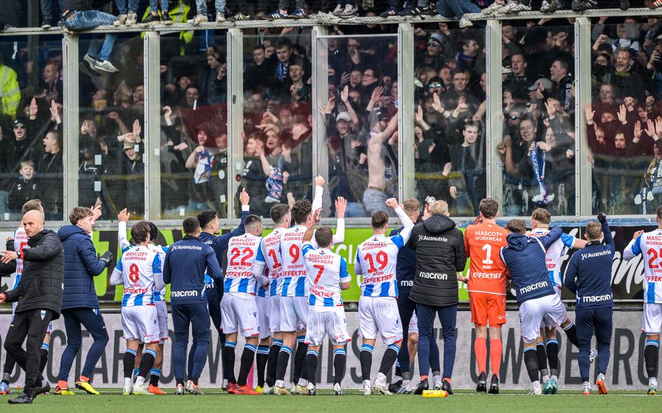 Spelers van sc Heerenveen vieren de overwinning op Cambuur met de meegereisde fans in het uitvak. Een deel van hen zal later bij vertrek per bus worden bekogeld door relschoppers.