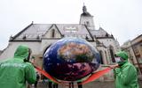 Greenpeace-activisten waarschuwen bij een kerk in Zagreb voor klimaatverandering. 