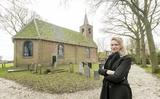 Directeur Hester Simons bij de kerk van Augsbuurt, de eerste kerk die de Stichting Alde Fryske Tsjerke  overnam, in 1971. 
