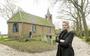 Directeur Hester Simons bij de kerk van Augsbuurt, de eerste kerk die de Stichting Alde Fryske Tsjerke  overnam, in 1971. 