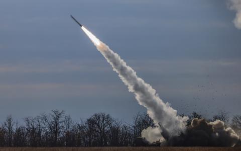 Een Himars van het Oekraïense leger vuurt een raket af bij het front nabij Cherson. Kiev kreeg afgelopen zomer het Amerikaasne artilleriesysteem tot zijn beschikking.