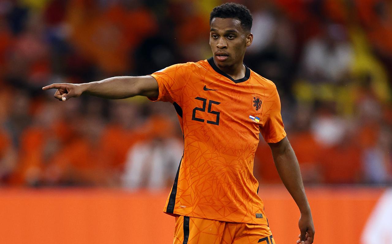 Jurriën Timber in actie tijdens zijn officiële debuut voor Oranje op het EK tegen Oekraïne. Jurriën Timber in actie tijdens zijn officiële debuut voor Oranje op het EK tegen Oekraïne.