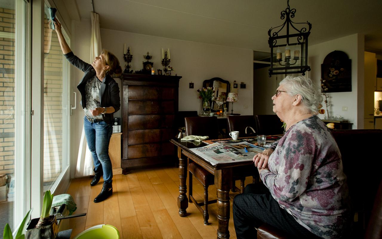 Een medewerkster van thuiszorgorganisatie Buurtzorg verzorgt de woning van mevrouw De Jong. Een medewerkster van thuiszorgorganisatie Buurtzorg verzorgt de woning van mevrouw De Jong.