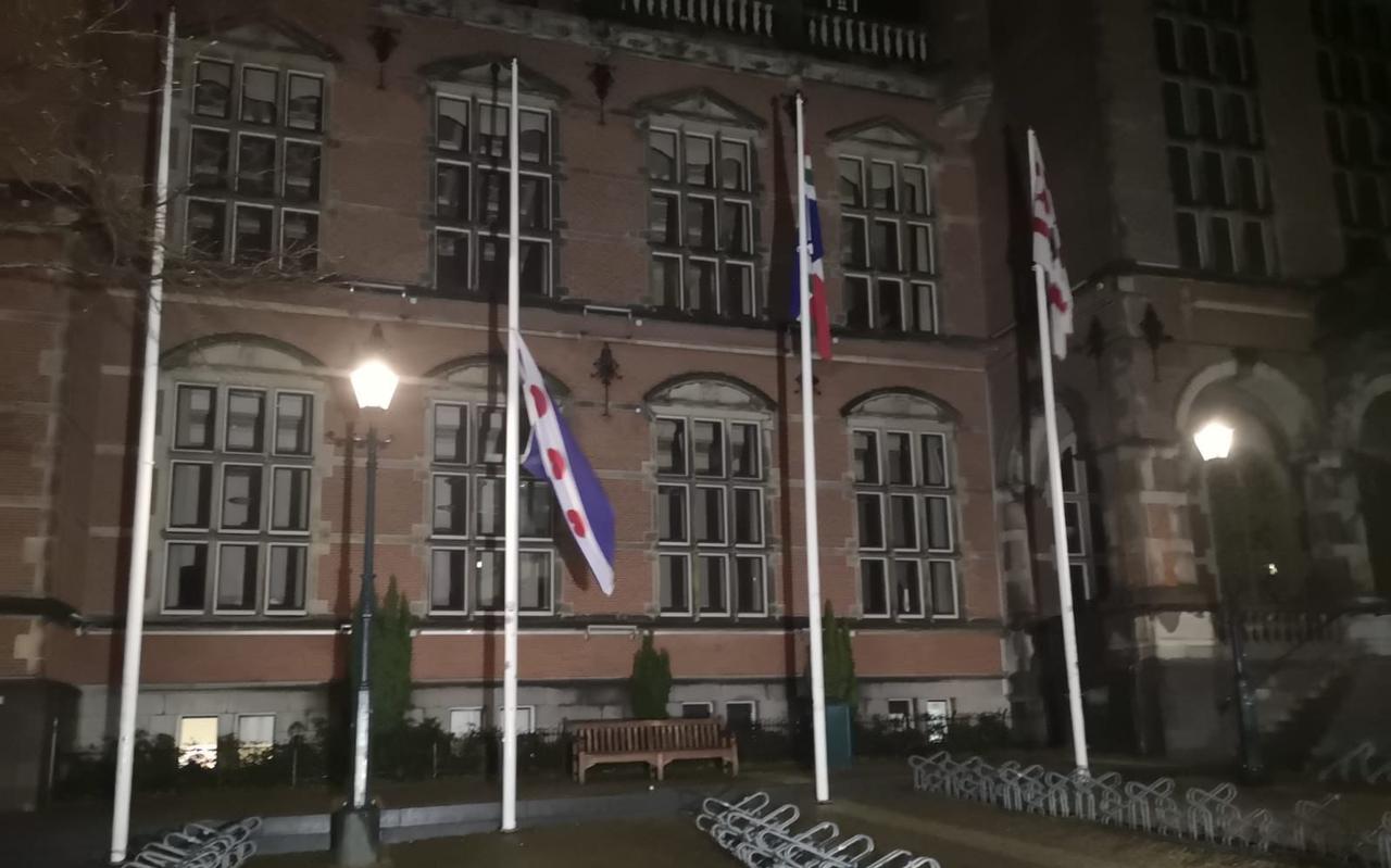Uit protest tegen het schrappen van de hoogleraar Friese taal en Geschiedenis hing vorige week de Friese vlag bij de RUG halfstok. 