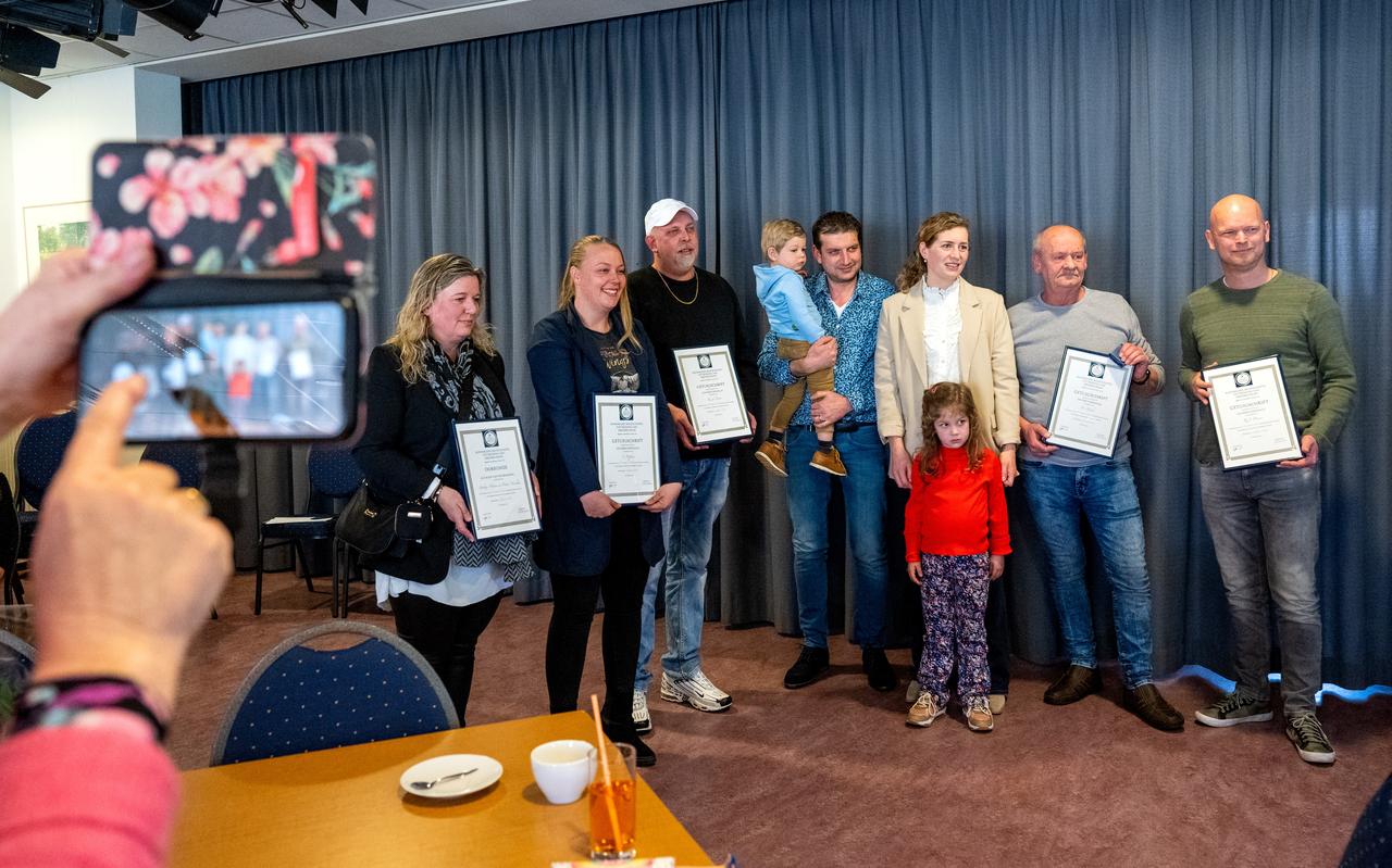 Ook oma neemt een kiekje om het gezin Tabak en de redders van haar kleinkinderen op de foto te zetten. Ook oma neemt een kiekje om het gezin Tabak en de redders van haar kleinkinderen op de foto te zetten.
