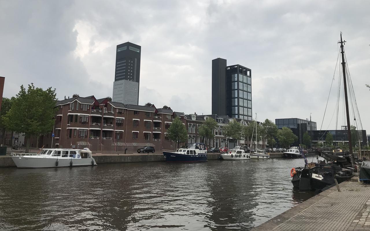 De Avérotoren (rechts) in Leeuwarden. De Avérotoren (rechts) in Leeuwarden.