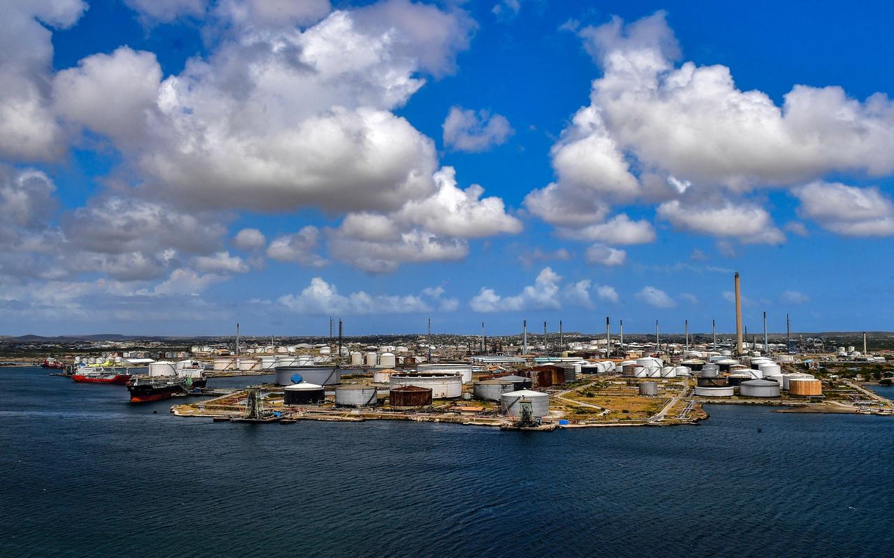 De olieraffinaderij op Curaçao. De olieraffinaderij op Curaçao.