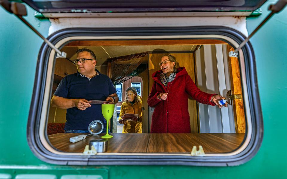 Bilbo Schickenberg en Maaike Esselink doen een test in de Great Escape Caravan in Joure