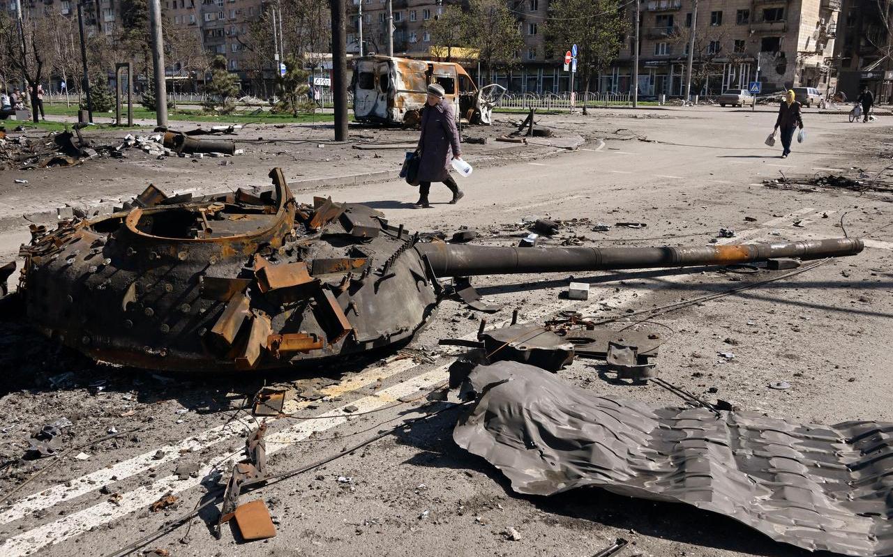 Langs Oekraïense wegen veel van Russische tanks afgeblazen koepels. Langs Oekraïense wegen veel van Russische tanks afgeblazen koepels.