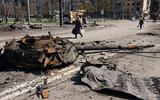 Langs Oekraïense wegen veel van Russische tanks afgeblazen koepels.