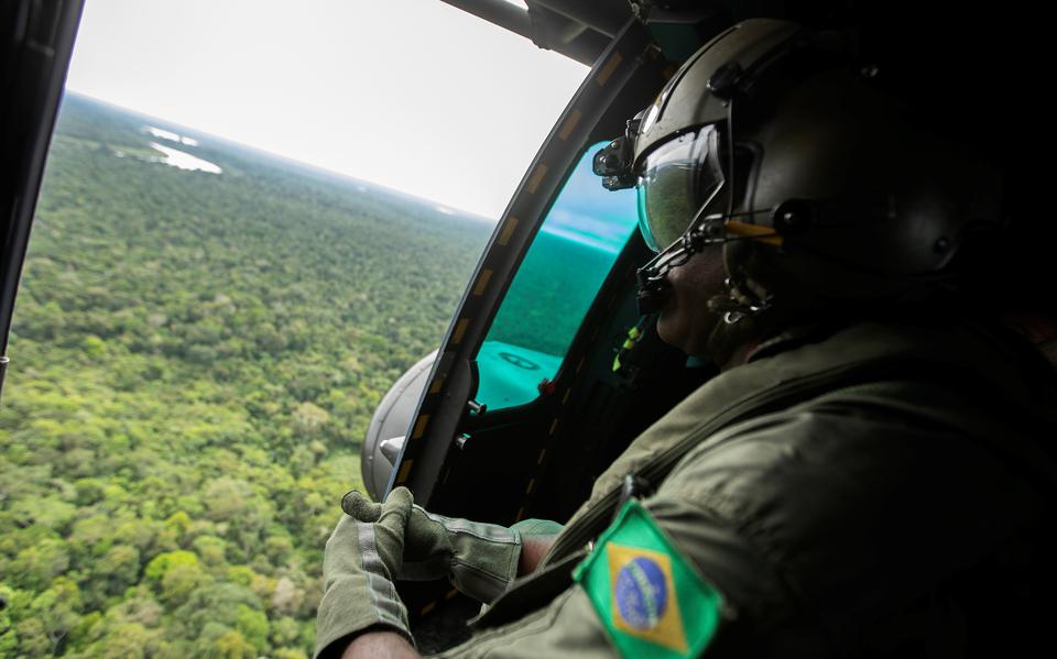 Een Braziliaanse legerhelikopter vliegt over de Javari-vallei.