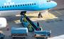 KLM-grondpersoneel laadt bagage in een vliegtuig.