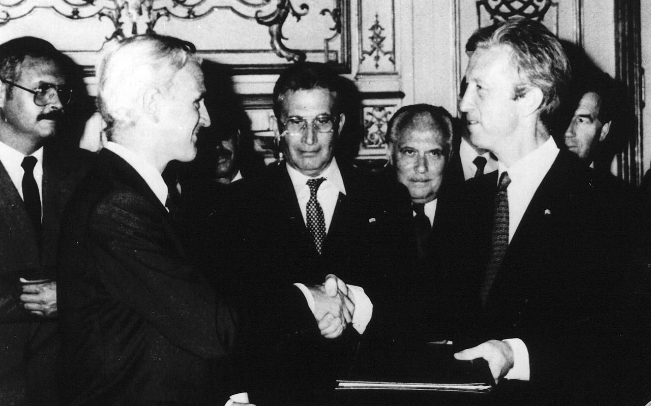 In 1980 tekenden de Nederlandse en Belgische regering het taalakkoord. Ondertekenaar voor Nederland, staatssecretaris Durk van der Mei van Buitenlandse Zaken schudt de hand van de Belgische minister van Buitenlandse Zaken, Charles Ferdinand Nothomb.
