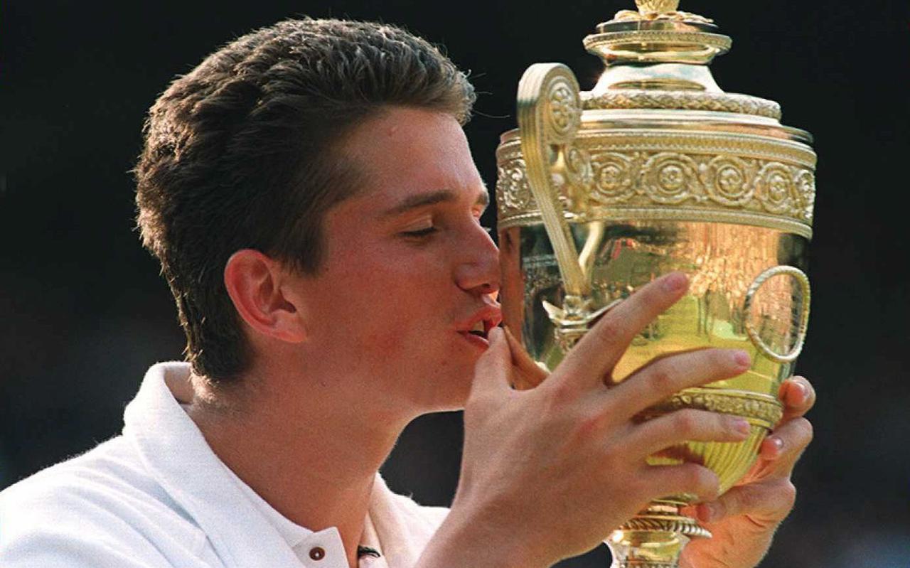 Richard Krajicek kust de beker nadat hij op 7 juli 1996 als eerste (en tot dusver laatste) Nederlander Wimbledon heeft gewonnen.