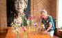 Sedie Boonstra (88) zorgt voor de laatste keer dat een tentoonstelling in het Karmelklooster in Drachten mooi is aangekleed met bloemen. 