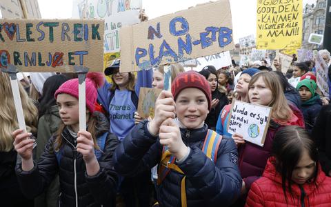Scholieren tijdens een klimaatmars in Oslo. Zij eisen meer politieke actie om opwarming van de aarde te voorkomen. 