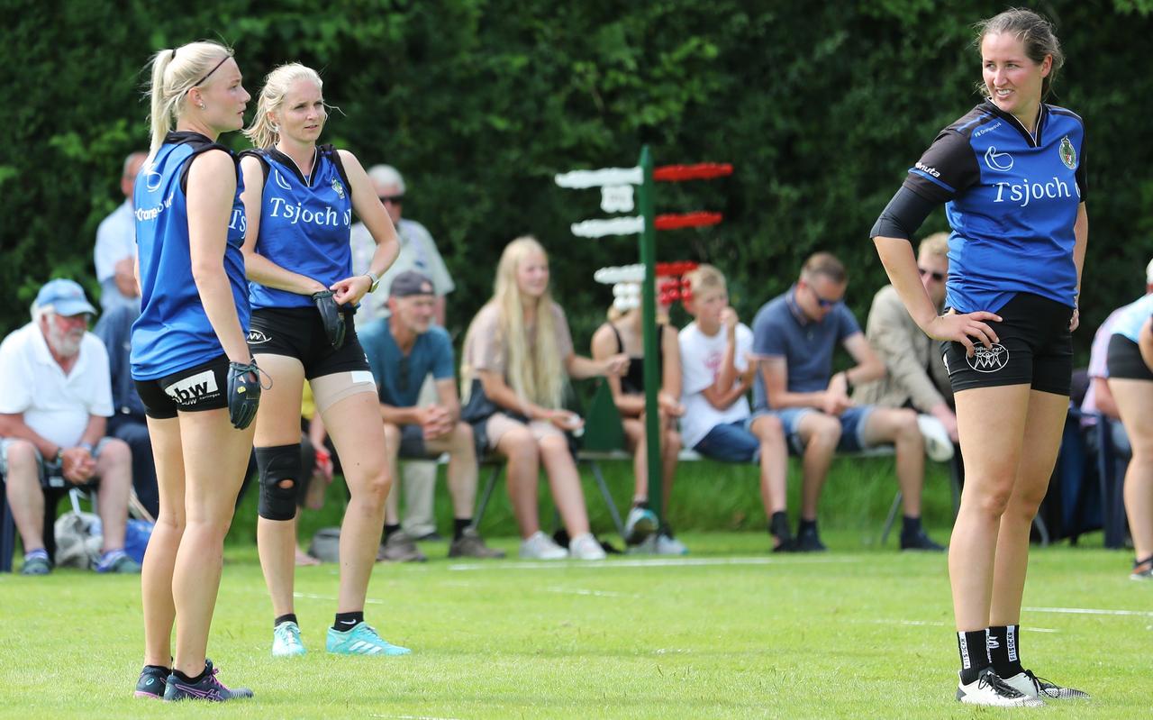 Topoverleg tussen Sjanet Wijnia , Margriet Bakker en Ilse Tuinenga (vanaf links) tijdens hun partij in de halve finale tegen het partuur van Nynke Sijbrandij. Topoverleg tussen Sjanet Wijnia , Margriet Bakker en Ilse Tuinenga (vanaf links) tijdens hun partij in de halve finale tegen het partuur van Nynke Sijbrandij.