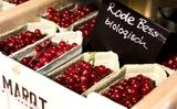 Biologische rode bessen in de supermarkt. 