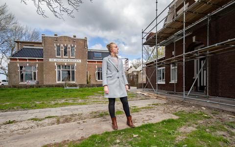 Sietske Boscha bij de voormalige directeurswoning en de voormalige zuivelfabriek De Dongeradelen in Morra-Lioessens, sinds een maand huurt ze de voormalige directeurswoning. 