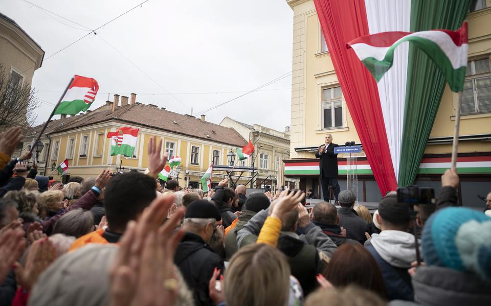 Viktor Orbán speecht tijdens een campagnebijeenkomst in Szekesfehervar op 1 april. 