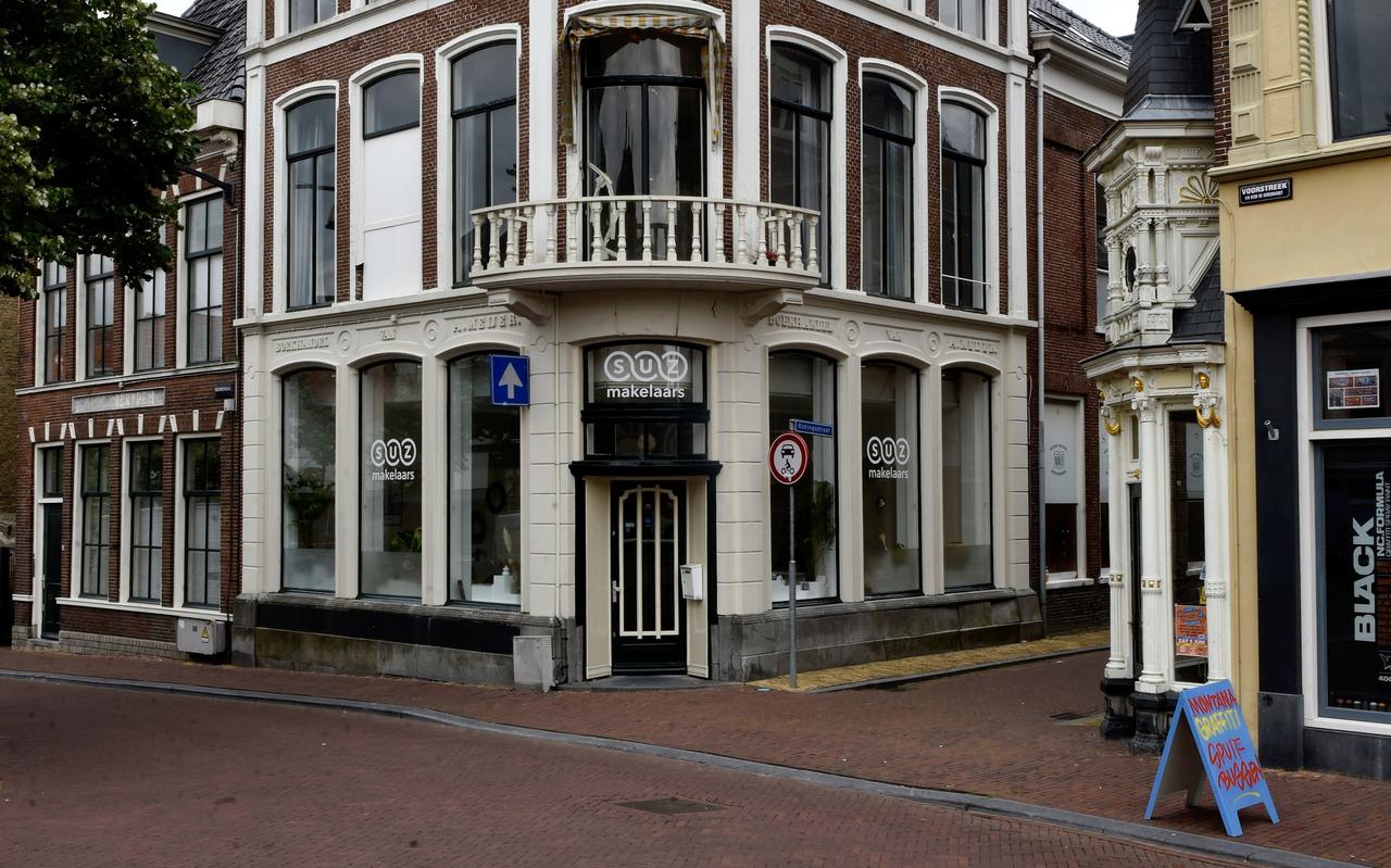 Het pand aan de Voorstreek 34 in Leeuwarden. Het pand aan de Voorstreek 34 in Leeuwarden.