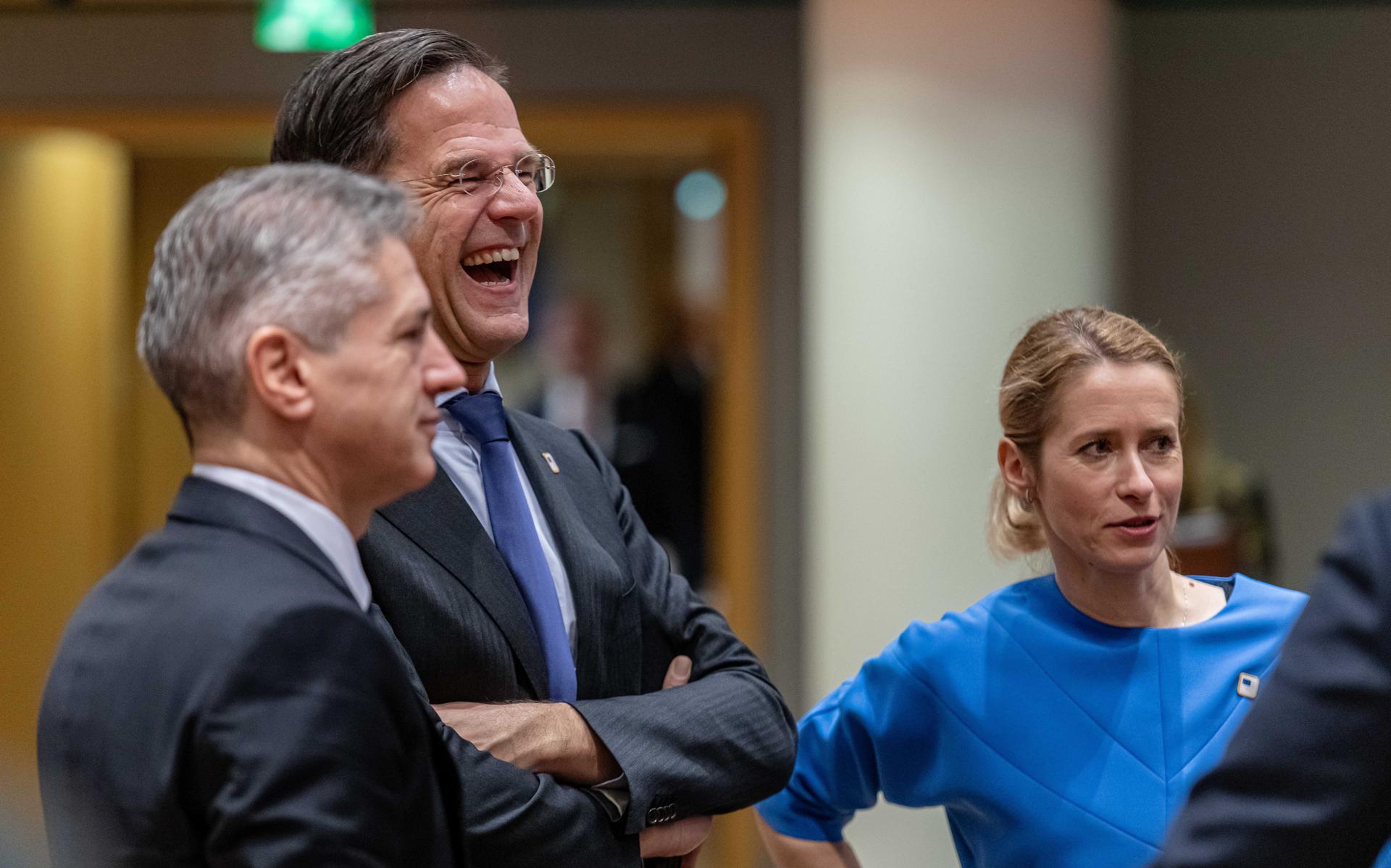 Mark Rutte trekt de wijde wereld in, een visitekaartje dat nog wel  ingekleurd wordt door het regeerakkoord | De Haagse week - Friesch Dagblad