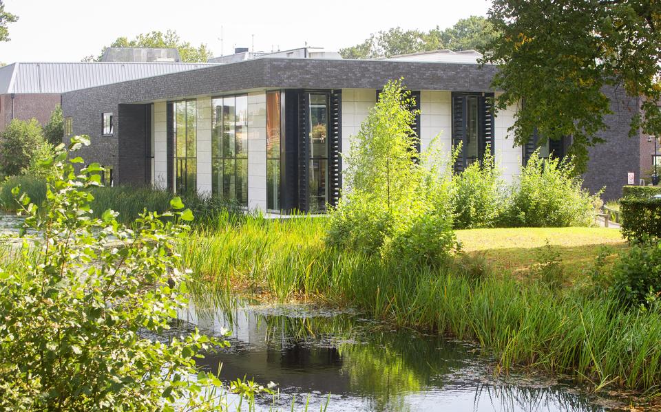 Het gemeentehuis van Achtkarspelen in Buitenpost zou de beste plek zijn om het ambtenarenkorps van 8KTD te vestigen. 