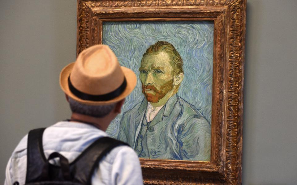Een bezoeker van het Musée d’Orsay in Parijs bekijkt een zelfportret van Van Gogh uit 1889.