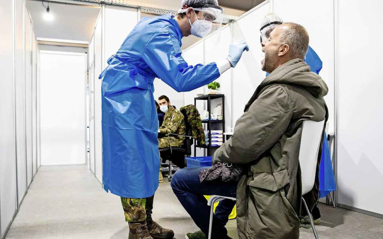 Medewerkers van Defensie worden bij een GGD testlocatie ingezet om te helpen bij het uitvoeren coronatests.