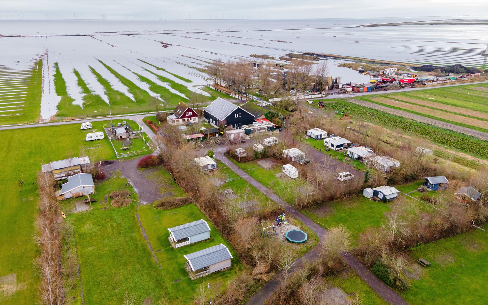 Hoog water trekt dagjesmensen in Aldeboarn. Inwoner Hilda: 'We wurde sa noch bekende Friezen'