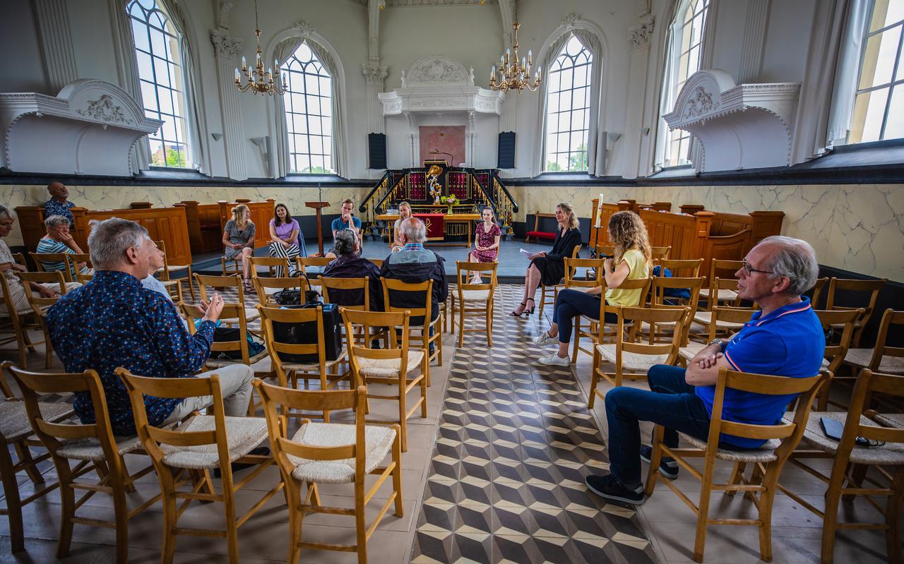 In de kerk van Baaium sprak Hester Simons, directeur van Stichting Alde Fryske Tsjerken, met jongeren over de toekomst van religieus erfgoed.