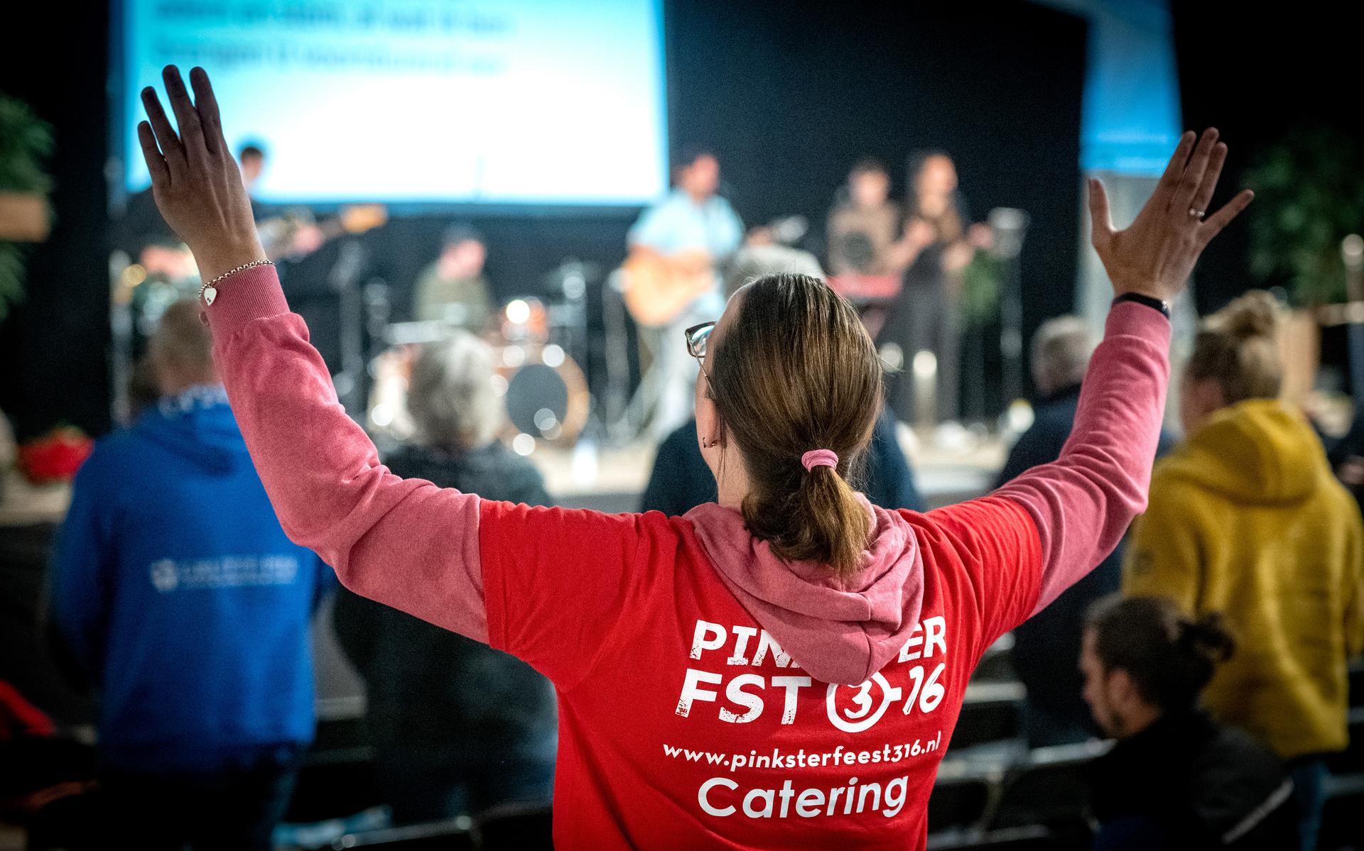Op Pinksterfeest 316 in Wijnjewoude: 'Voor pinkstervuur is een grote schoonmaak nodig. Pas als je as