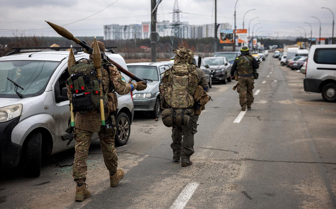 Oekraïense soldaten met anti-tankwapens en sluipschuttersgeweren ten noorden van Kiev. Dergelijke speciale eenheden van het Oekraïense leger maken jacht op hoge Russische officieren in de frontlinie. 